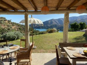 Covered terrace with lake and mountain views – Finca Vista Lago Istán
