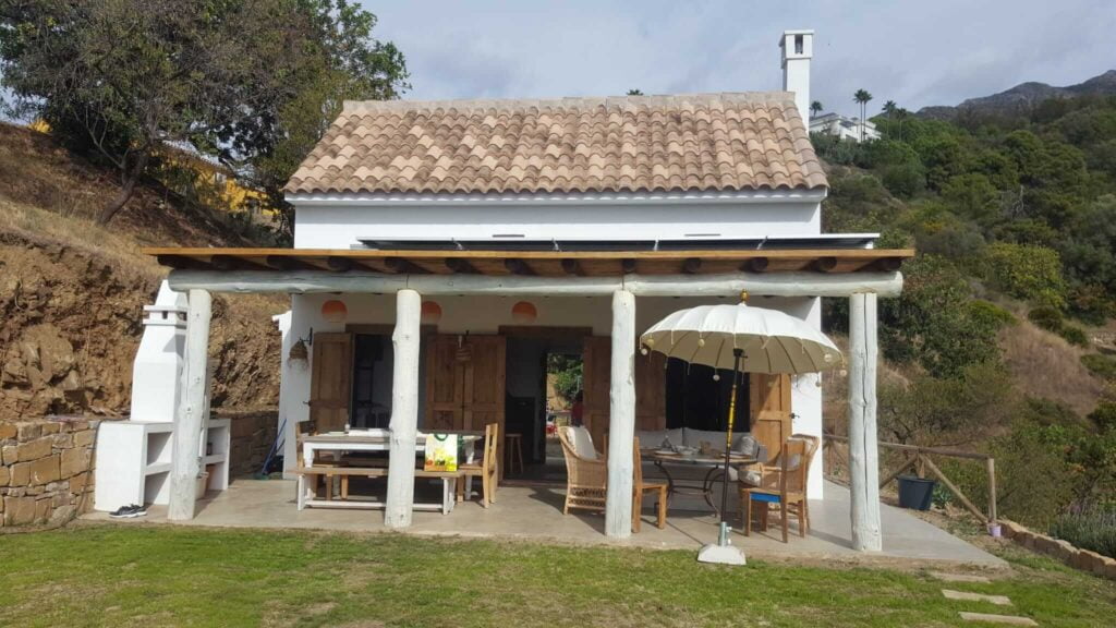 Traditional white finca with covered veranda – Finca Vista Lago Istán