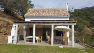 Traditional white finca with covered veranda – Finca Vista Lago Istán