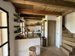 Open-plan kitchen with wooden beams – Finca Vista Lago Istán