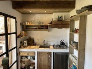 Rustic kitchen with wooden cabinets – Finca Vista Lago Istán