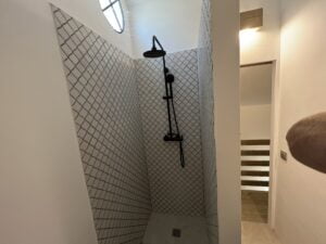 Tiled shower wall – Finca Vista Lago Istán