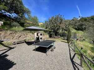 Outdoor seating area with mountain views – Finca Vista Lago Istán