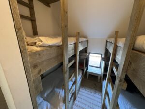 Bunk beds in attic-style bedroom – Finca Vista Lago Istán