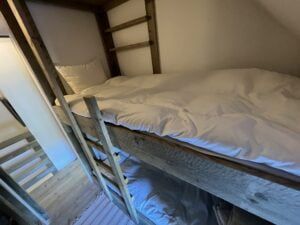 Close-up of wooden bunk beds – Finca Vista Lago Istán