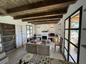 Living room with wooden ceiling beams – Finca Vista Lago Istán