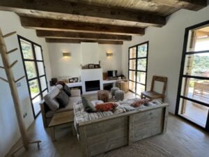 Living room with sofa and rustic interior – Finca Vista Lago Istán