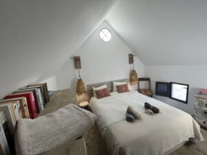 Bedroom with double bed under sloped ceiling – Finca Vista Lago Istán