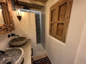 Modern bathroom Casa Aduar 22 – holiday apartment Marbella