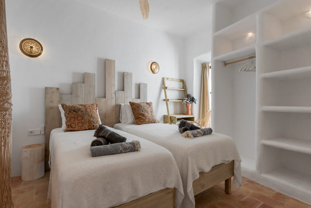 Twin bedroom with rustic decor at Casa Aduar 22 Marbella Old Town