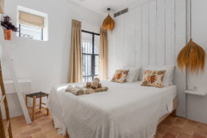 Double bedroom with boho-style decor at Casa Aduar 22 Marbella