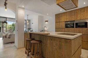 Kitchen island with bar stools – Jardín de los Pinos Marbella