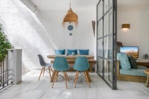 Overdekt terras: eettafel + blauwe stoelen