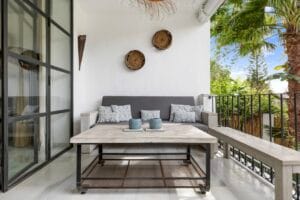 Overdekt terras: bank/tafel (met kussens)