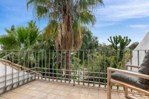 Balcony with palm trees and greenery – Jardín de los Pinos Marbella