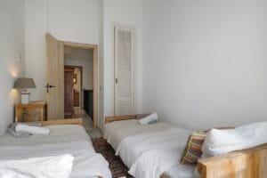 Twin bedroom with two single beds – Jardín de los Pinos Marbella