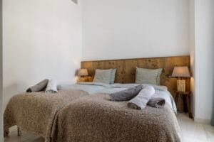 Double bedroom with beige bedding – Jardín de los Pinos Marbella