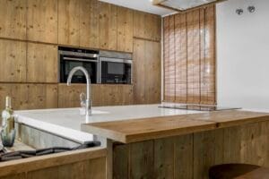 Modern wooden kitchen with built-in oven – Jardín de los Pinos Marbella