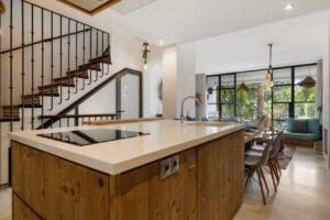 Open-plan kitchen and living area – Jardín de los Pinos Marbella