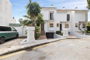 Mediterranean style townhouse with private pool – Jardín de los Pinos Marbella