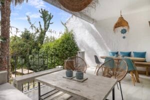 Outdoor terrace table with greenery – Jardín de los Pinos Marbella