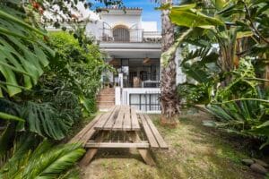Private garden with wooden picnic table – Jardín de los Pinos Marbella