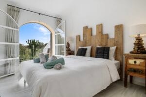 Bright bedroom with arched window – Jardín de los Pinos Marbella