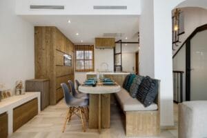 Fully equipped kitchen with wooden cabinets – Jardín de los Pinos Marbella