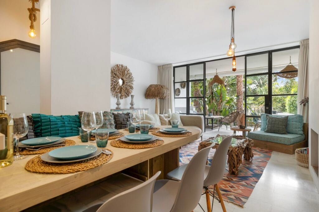 Dining area with wooden table and garden views – Jardín de los Pinos Marbella